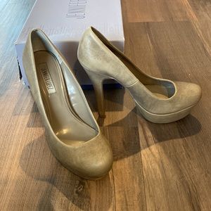 J. Lo Lana tan platform pumps
